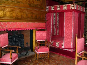 Castelo de Chenonceau - Dentro do castelo: sala César de Vendôme (cama de dossel e lareira)