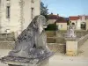 Castelo de Commarin - Estátuas de leões guardando a entrada da ponte