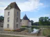 Castelo de Commarin - Torre quadrada, torre redonda e fossos de água