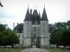 Castelo de Dampierre - Châtelet com torres de moinho de pimenta levando ao castelo e ao parque