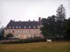 Castelo de Drée - Fachada do castelo, árvores, vaca em um prado; em Curbigny