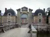 Castelo de La Ferté-Saint-Aubin - Pavilhões de entrada e fossos; em Sologne