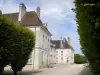 Castelo Fontaine-Française - Castelo de arquitetura clássica cercado por árvores