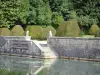 Castelo Fontaine-Française - Jardim francês à beira da lagoa