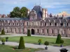 Castelo de Fontainebleau - Palácio de Fontainebleau: ala de ministros e gramados da Corte do Cavalo Branco (Corte de Despedidas)