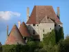 Castelo de Fourchaud - Masmorra e torres da fortaleza medieval; na cidade de Besson, na Bourbonnais