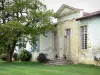 Castelo de Gaujacq - Fachada da residência senhorial, estilo renascentista e seu jardim de flores