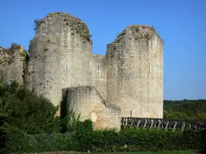 Castelo Gençay - Ruínas (restos) do castelo medieval (fortaleza)