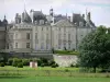 Castelo de Lude - Louis XVI fachada (estilo clássico), Francis I fachada (estilo renascentista), torres redondas e jardins do castelo