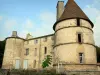 Castelo dos Martinanches - Masmorra, torre e fachada do castelo; na cidade de Saint-Dier-d'Auvergne