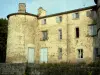 Castelo dos Martinanches - Torre e fachada do castelo; na cidade de Saint-Dier-d'Auvergne