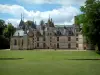 Castelo Meillant - Parque, árvores, capela, e, fachada, de, flamboyant, castelo gótico, nuvens, em, a, céu azul