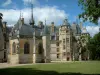 Castelo Meillant - Parque, capela, e, fachada, de, flamboyant, castelo gótico, com, leão, torre, nuvens, em, céu azul