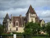 Castelo Milandes - Castelo com um céu tempestuoso, no vale do Dordogne, no Périgord