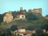 Castelo de Montmorin - Restos da fortaleza com vista para a igreja e as casas da aldeia; no Parque Natural Regional de Livradois-Forez