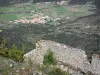 Castelo Peyrepertuse - Vista da aldeia de Rouffiac-des-Corbières dos restos da fortaleza empoleirada