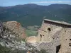 Castelo Peyrepertuse - Restos do Castelo de São Jorge (Castelo de San Jordi) com vista para as colinas circundantes