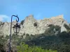 Castelo Peyrepertuse - Poste de luz ao pé do local de Peyrepertuse com uma visão da fortaleza cátara empoleirada em seu promontório rochoso