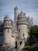 Castelo de Pierrefonds - Torres do castelo feudal, árvores e telhados de casas