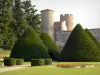 Castelo, ravel - Torre e calabouço da fortaleza real e jardim francês com teixos em forma de cone, gramados e canteiro de flores