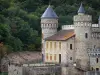 Castelo de Roche - Castelo de estilo gótico; em Saint-Priest-la-Roche