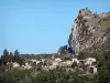Castelo Roquefixade - Cathar castelo empoleirado no seu pico rochoso (pog) e com vista para as casas da aldeia de Roquefixade
