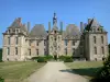 Castelo de Saint-Loup-sur-Thouet - Fachada do castelo; na comuna de Saint-Loup-Lamairé, no vale Thouet