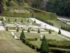 Castelo de Touvet - Jardins do castelo: parterres de bordados de buxo e bacias; no município de Le Touvet, em Grésivaudan