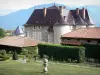 Castelo de Touvet - Castelo e jardim de rosas do relógio de sol; no município de Le Touvet, em Grésivaudan