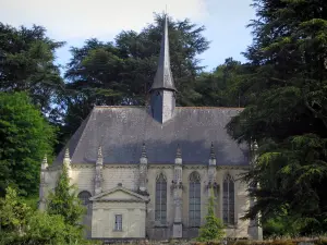 Castelo de Ussé - Capela do Castelo cercada por árvores