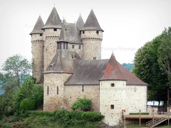 Castelo de Val - Castelo medieval e sua capela gótica Saint-Blaise, no município de Lanobre