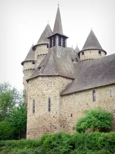 Castelo de Val - Torre sineira da capela de Saint-Blaise e ameias medievais do castelo medieval