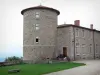 Castelo de Vollore - Masmorra e fachada do castelo; no município de Vollore-Ville, no Parque Natural Regional Livradois-Forez
