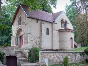 Castillo de Aulteribe - Capilla del castillo rodeado de árboles en la ciudad de Sermentizon