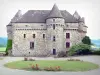 Castillo de Auzers - Edificio principal, con su torre de la escalera y de flores alrededor