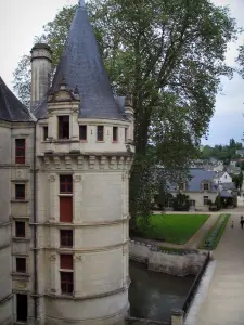 Castillo de Azay-le-Rideau - Castillo renacentista torre, árboles y casas de la aldea en el fondo