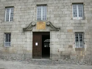 Castillo de La Baume - Puerta de entrada del castillo en la ciudad de Prinsuéjols