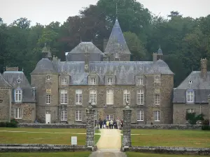 Castillo de la Bourbansais - Château, callejón rodeado de césped, árboles