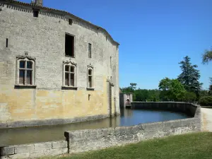 Castillo de La Brède - Fachada del castillo, fosa gótico y el parque