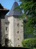 Castillo de Brie - Frente a la alta casa en el Natural Regional del Périgord-Limousin