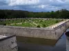 Castillo de Chenonceau - Diana de Poitiers jardín con su fuente, arbustos y parterres de flores a los franceses, los fosos, los árboles y nubes en el cielo