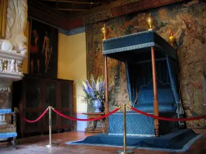 Castillo de Chenonceau - En el interior del castillo: la cámara de Diana de Poitiers (camas con dosel y tapices)
