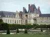 Castillo de Fontainebleau - Palacio de Fontainebleau (Golden Gate) y el parterre grande de jardín a la francesa