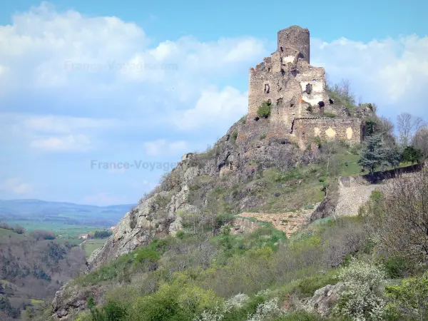 Castillo de Léotoing - Castillo medieval en su promontorio rocoso con vistas a las gargantas de Alagnon