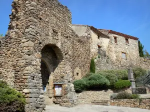 Castillo de Léotoing - Puerta fortificada y casas del pueblo medieval