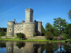 Castillo de Montbrun - Fortaleza, los árboles y zanjas, en el Natural Regional del Périgord-Limousin