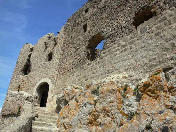 Castillo de Quéribus - Fachada de la puerta del edificio principal y el tercer recinto, en las Corbières