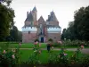 Castillo de Rambures - Feudal fortaleza (castillo) y su parque arbolado (árboles), el césped y rosas (rosas) en el primer plano