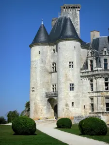 Castillo de La Rochefoucauld - Gatehouse flanqueada por dos torres