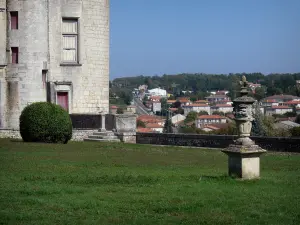 Castillo de La Rochefoucauld - Jardines del castillo que domina las casas y edificios en la ciudad